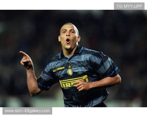 足球球星头顶碰撞瞬间分析及对身体影响的全面研究 足球球星头顶碰撞瞬间分析及对身体影响的全面研究